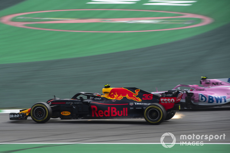 Le leader Max Verstappen, Red Bull Racing RB14 s'accroche avec Esteban Ocon, Racing Point Force India VJM11