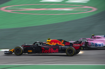 Il leader della corsa Max Verstappen, Red Bull Racing RB14 viene colpito dal doppiato Esteban Ocon, Racing Point Force India VJM11