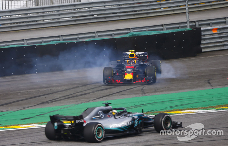 Lewis Hamilton, Mercedes AMG F1 W09, menyalip Max Verstappen, Red Bull Racing RB14, yang melintir setelah tertabrak Esteban Ocon, Racing Point Force India VJM11