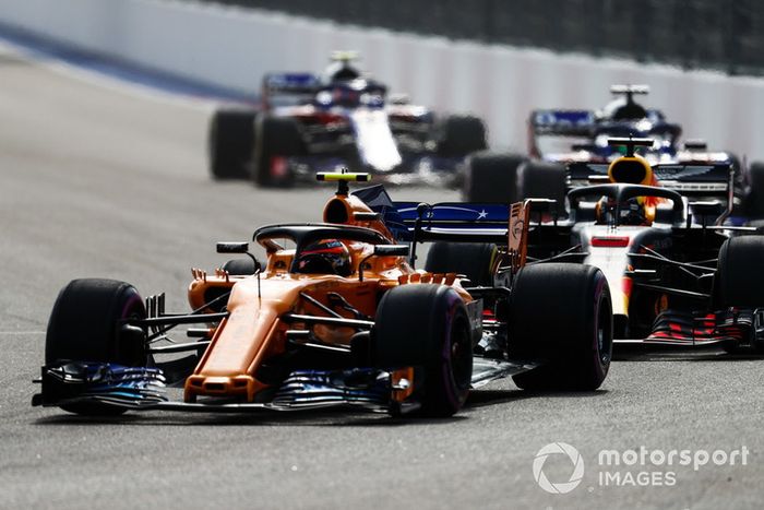 Stoffel Vandoorne, McLaren MCL33, lidera a Daniel Ricciardo, Red Bull Racing RB14