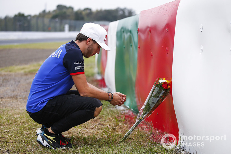 Pierre Gasly, Scuderia Toro Rosso, lays flowers in memory of Jules Bianchi