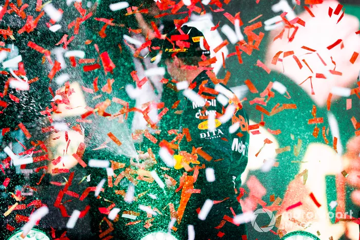 Podio: ganador de la carrera Max Verstappen, Red Bull Racing, celebra