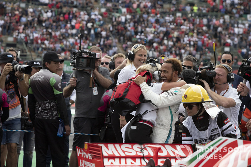 2018 F1 Dünya Şampiyonu Lewis Hamilton, Mercedes AMG F1 ve Angela Cullen, PA, physio , parc ferme