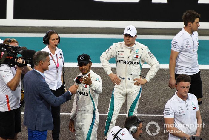 Ganador de la pole Lewis Hamilton, Mercedes AMG F1 con David Coulthard, Channel 4 F1