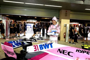 Esteban Ocon, Racing Point Force India, Racing Point Force India F1 Team takım fotoğrafında