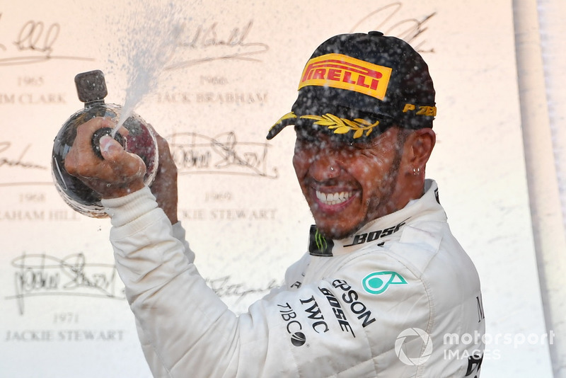 Il vincitore della gara Lewis Hamilton, Mercedes AMG F1, festeggia sul podio con lo champagne
