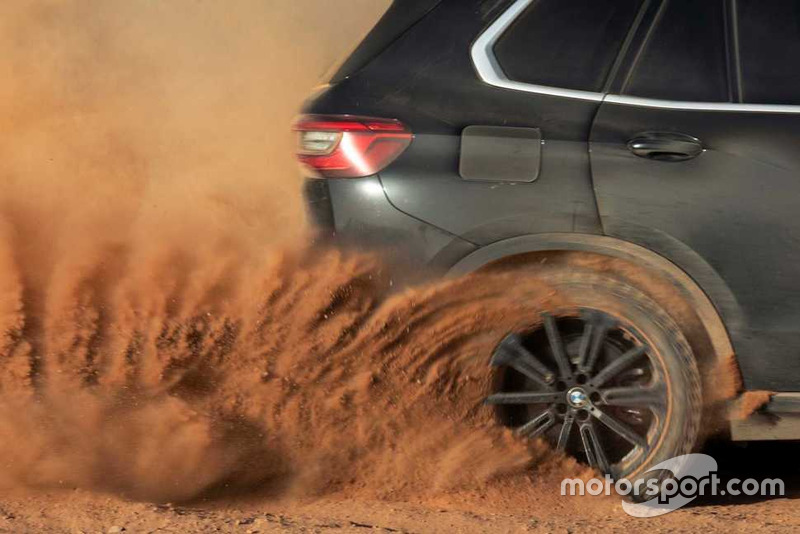 BMW X5 на пісочному треку Монці