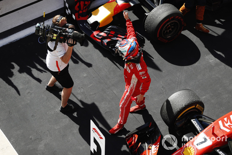 Kimi Raikkonen, Ferrari SF71H, festeggia nel parco chiuso dopo aver vinto la gara
