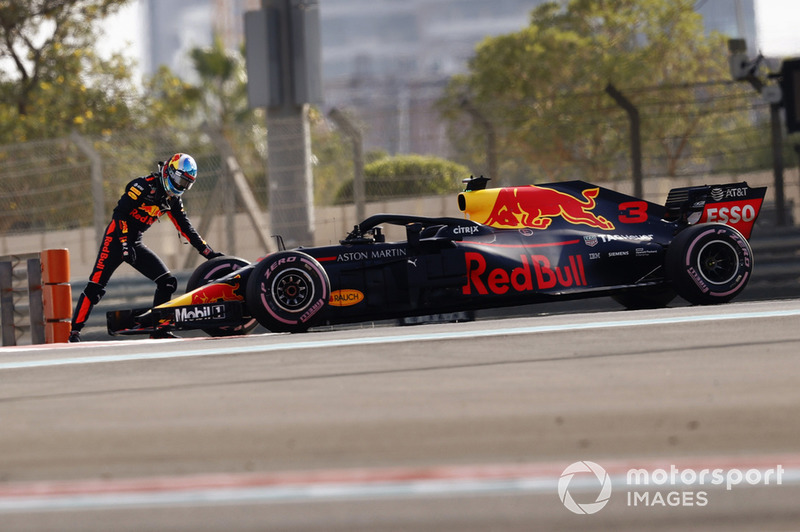 Даніель Ріккардо, Red Bull Racing RB14, зупиняє болід