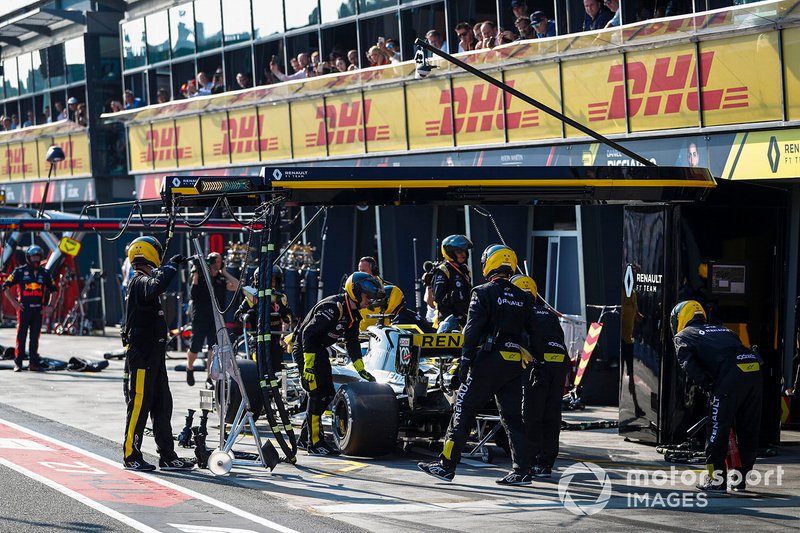 Daniel Ricciardo, Renault F1 Team R.S.19, al pit