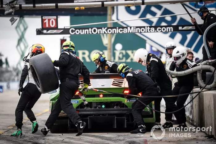 #11 GRT Grasser Racing Team Lamborghini Huracan GT3, GTD: Mirko Bortolotti, Rik Breukers, Rolf Ineichen, pit stop