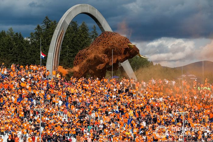Los fans holandeses llenan las gradas de naranja