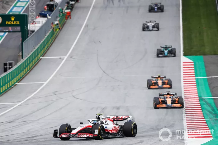 Mick Schumacher, Haas VF-22, Daniel Ricciardo, McLaren MCL36, Lando Norris