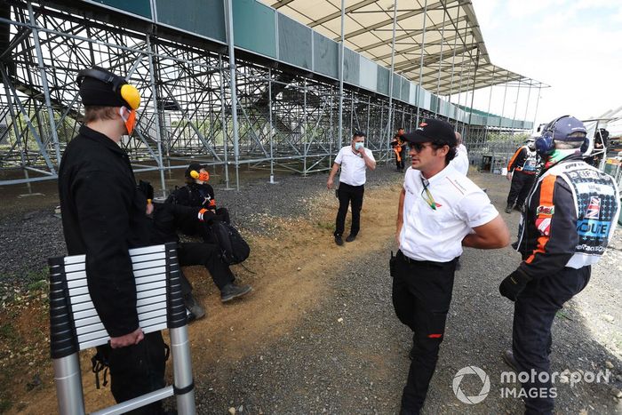 Miembros de Extinction Rebellion sacados de la pista