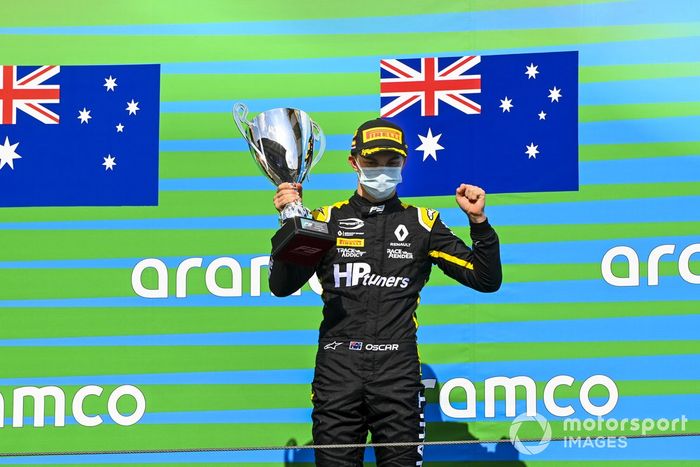 Podio: ganador Oscar Piastri, Prema Racing