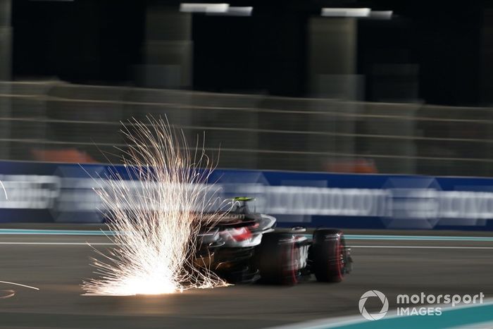 Nico Hulkenberg y el Haas VF-23 saltan chispas 