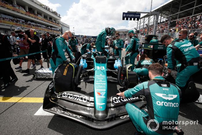 Mecánicos en la parrilla con Lance Stroll, Aston Martin AMR24