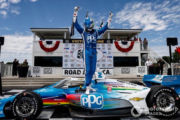 Ganador Josef Newgarden, Team Penske Chevrolet, podio, celebración, carril de la victoria