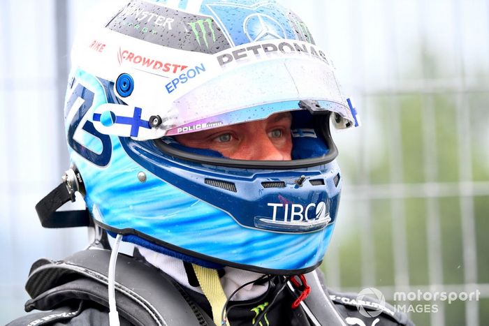 Valtteri Bottas, de Mercedes, después de chocar en la salida