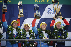Overall podium: derde plaats #13 Vaillante Rebellion Racing Oreca 07 Gibson: Mathias Beche, David He