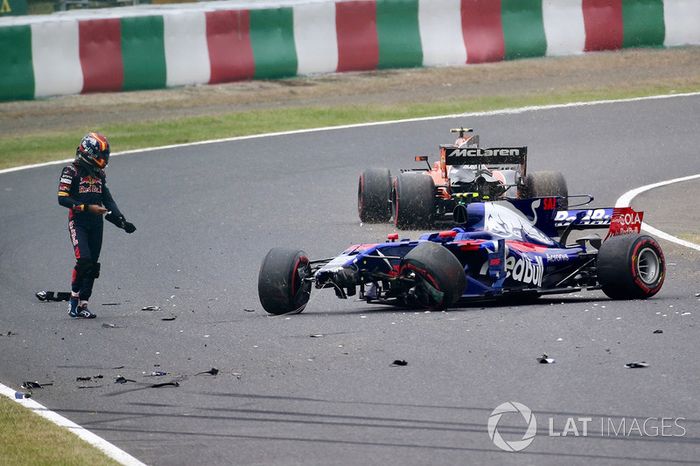Carlos Sainz, Scuderia Toro Rosso, sufre un accidente con el STR12