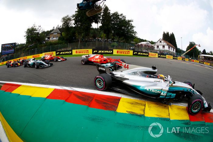 Lewis Hamilton, Mercedes AMG F1 W08, Sebastian Vettel, Ferrari SF70H, Valtteri Bottas, Mercedes AMG F1 W08, Kimi Raikkonen, Ferrari SF70H, Max Verstappen, Red Bull Racing RB13 y Daniel Ricciardo, Red Bull Racing RB13 en la arrancada