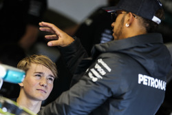 Lewis Hamilton, Mercedes AMG F1, discute avec Billy Monger
