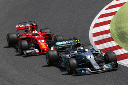 Валттери Боттас, Mercedes AMG F1 W08, и Себастьян Феттель, Ferrari SF70H