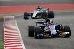Pascal Wehrlein, Sauber C36, lidera a Valtteri Bottas, Mercedes AMG F1 W08