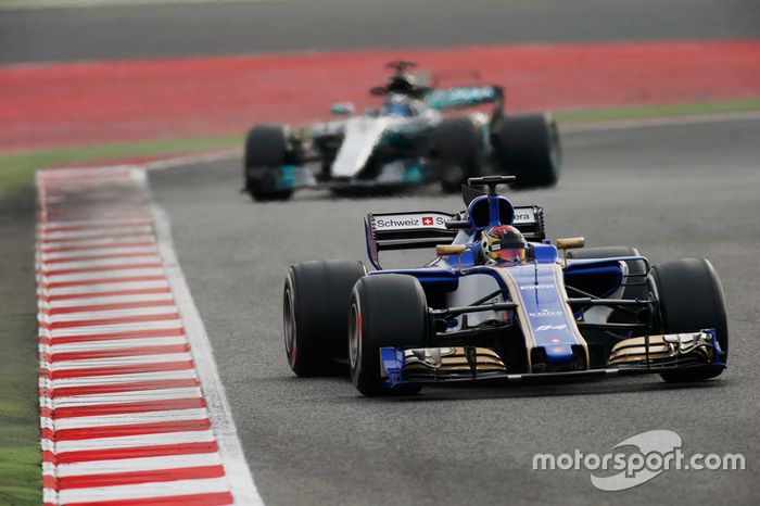 Pascal Wehrlein, Sauber C36, por delante de Valtteri Bottas, Mercedes AMG F1 W08