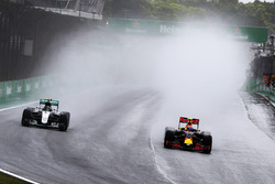 Nico Rosberg, Mercedes AMG F1 W07 Hybrid y Max Verstappen, Red Bull Racing RB12