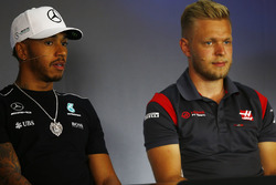 Lewis Hamilton, Mercedes AMG F1, Kevin Magnussen, Haas F1 Team