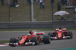 Кими Райкконен, Ferrari SF70H, и Себастьян Феттель, Ferrari SF70H