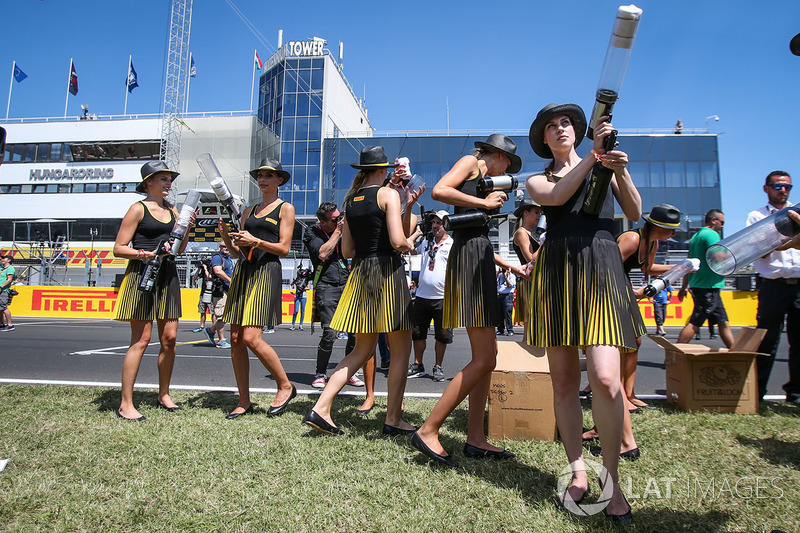 Chicas de la parrilla dispara camisetas a la multitud con un arma t-shirt