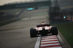 Kimi Raikkonen, Ferrari SF70H, gaat breed