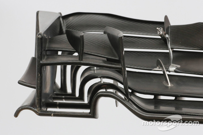 Vue détaillée de l'aileron avant de la Haas F1 Team VF-17