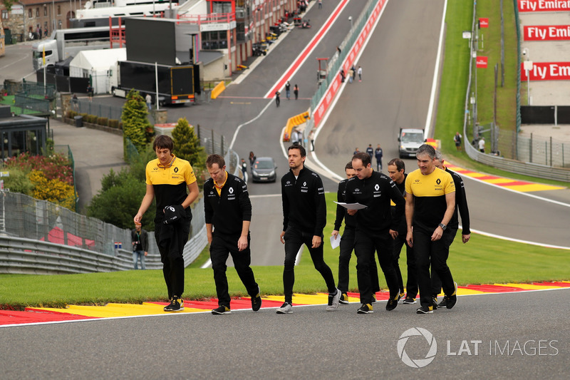 Jolyon Palmer, Renault Sport F1 Team walks the track