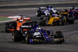 Marcus Ericsson, Sauber C36, Fernando Alonso, McLaren MCL32, Jolyon Palmer, Renault Sport F1 Team RS