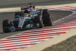 Lewis Hamilton, Mercedes AMG F1 W08, devant Sergio Perez, Force India VJM10