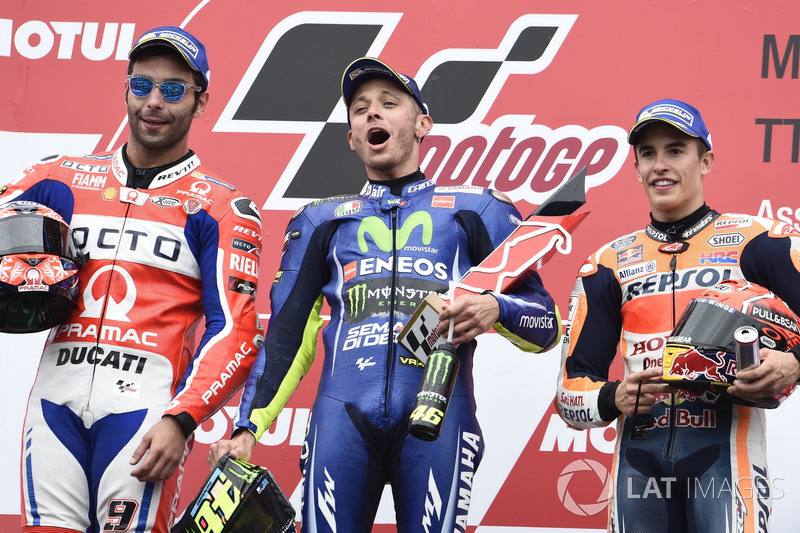 Подіум: друге місце Даніло Петруччі, Pramac Racing, переможець гонки Валентино Россі, Yamaha Factory Racing, третє місце Марк Маркес, Repsol Honda Team