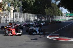 Valtteri Bottas, Mercedes AMG F1 W08, Kimi Raikkonen, Ferrari SF70H