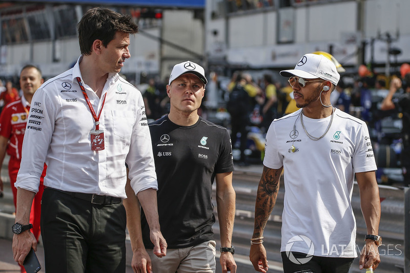 Toto Wolff, Mercedes AMG F1 Director de Motorsport, Valtteri Bottas, Mercedes AMG F1 y Lewis Hamilton, Mercedes AMG F1