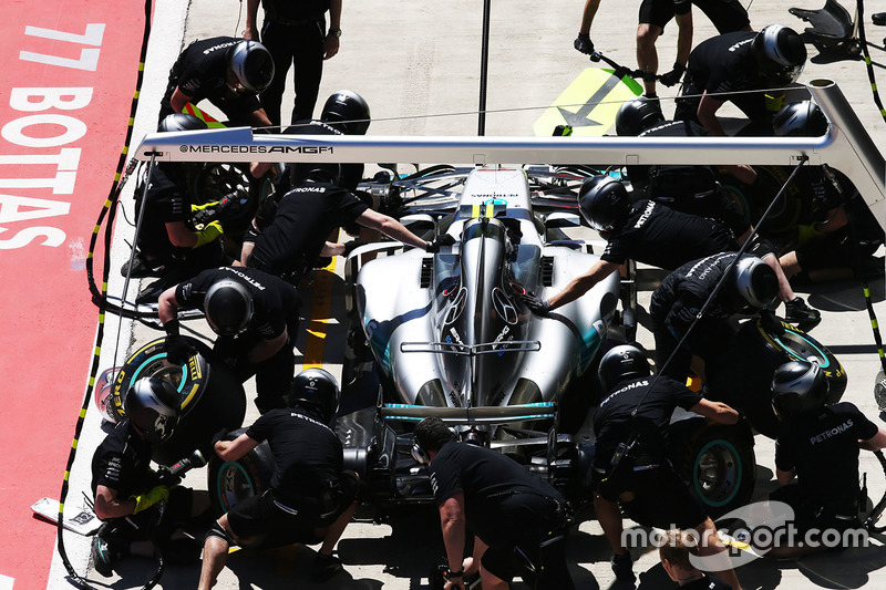 Valtteri Bottas, Mercedes AMG F1 W08, makes a stop