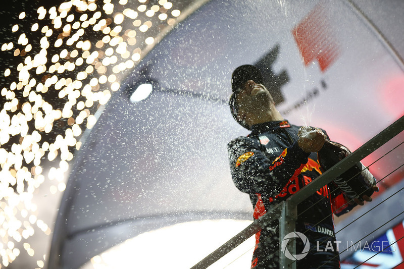 Ricciardo, siempre pesca en río revuelto