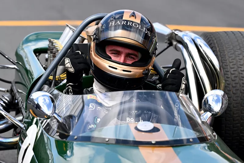 Sam Brabham rijdt in een Brabham BT-19 op het circuit