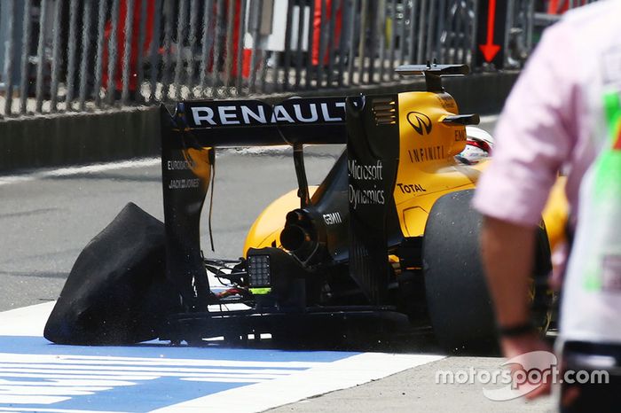 Kevin Magnussen, Renault Sport F1 Team RS16 regresa a boxes con un neumático de Pirelli izquierdo trasero perforado