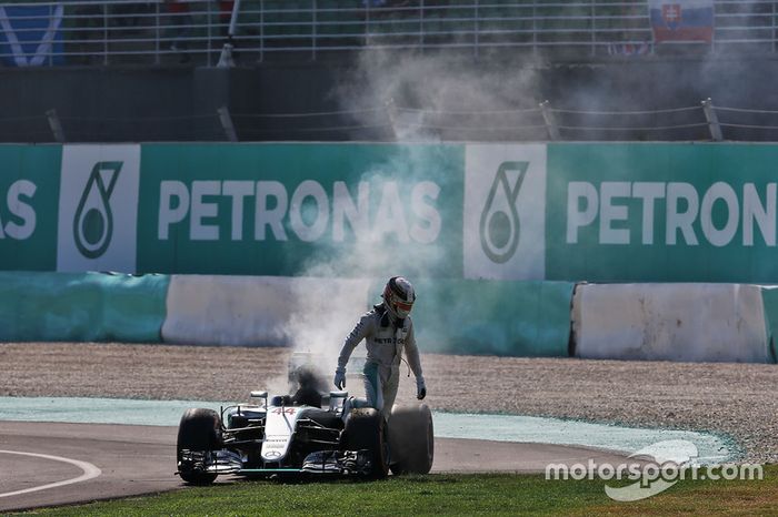 Lewis Hamilton, Mercedes AMG F1 W07 Hybrid retirado de la carrera por problemas con el motor