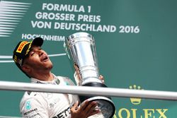 Podio: ganador Lewis Hamilton, Mercedes AMG F1