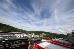 Fahrerlager mit Blick auf Eau Rouge