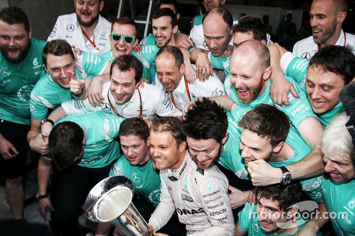 Ganador Nico Rosberg, de Mercedes AMG F1 Team celebra con el equipo